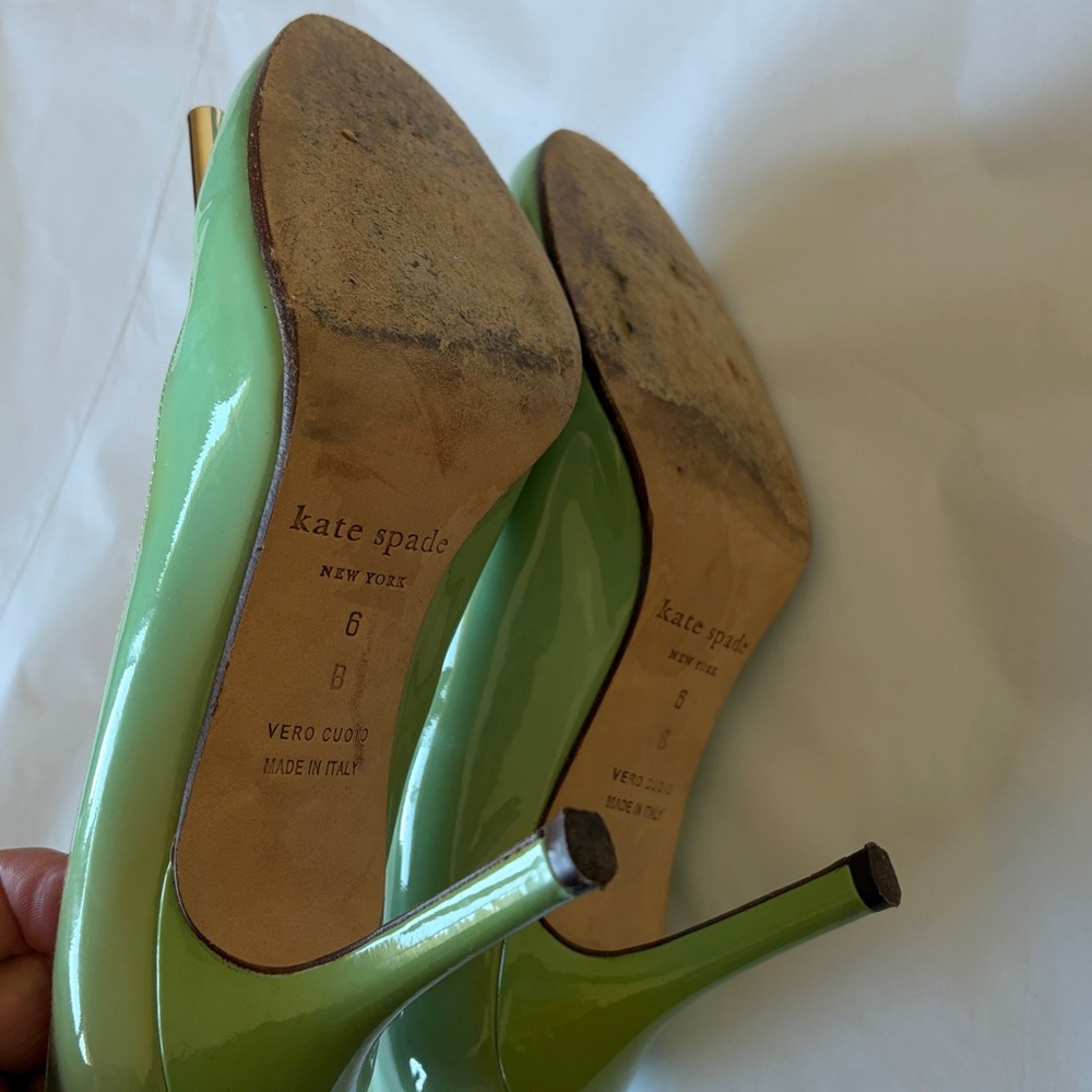 Kate Spade ‘Karolina’ pumps in seafoam with gold bow Size 6 Made in Italy - Picture 8 of 8